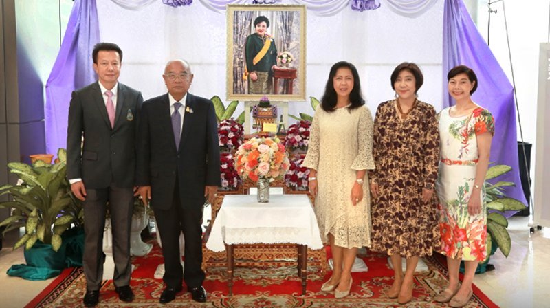 คณะผู้บริหารร่วมลงนามถวายพระพร พระเจ้าวรวงศ์เธอ ฯ กรมหมื่นสุทธนารีนาถ