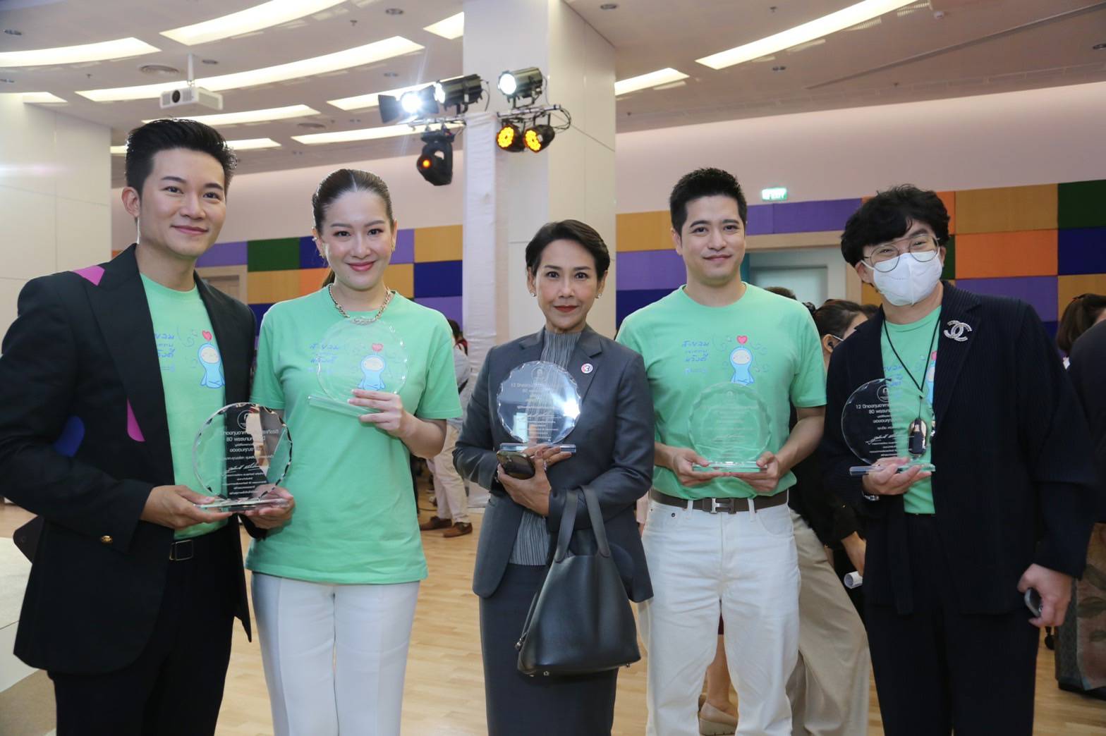 ช่อง 3 และทีมจิตอาสารับโล่เกียรติคุณ "12 ปีกองทุนอาคารเฉลิมพระเกียรติฯ มูลนิธิโรงพยาบาลเด็ก"